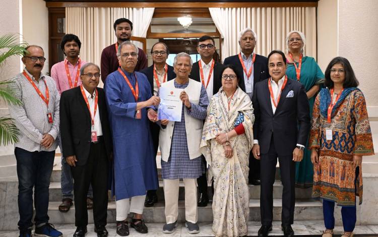 প্রধান উপদেষ্টার হাতে গণমাধ্যম সংস্কার কমিশনের প্রতিবেদন