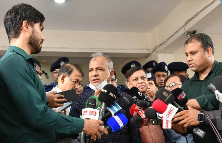 মিটফোর্ডের ঘটনায় জড়িতদেরকে আইনের আওতায় আনা হয়েছে : স্বরাষ্ট্র উপদেষ্টা