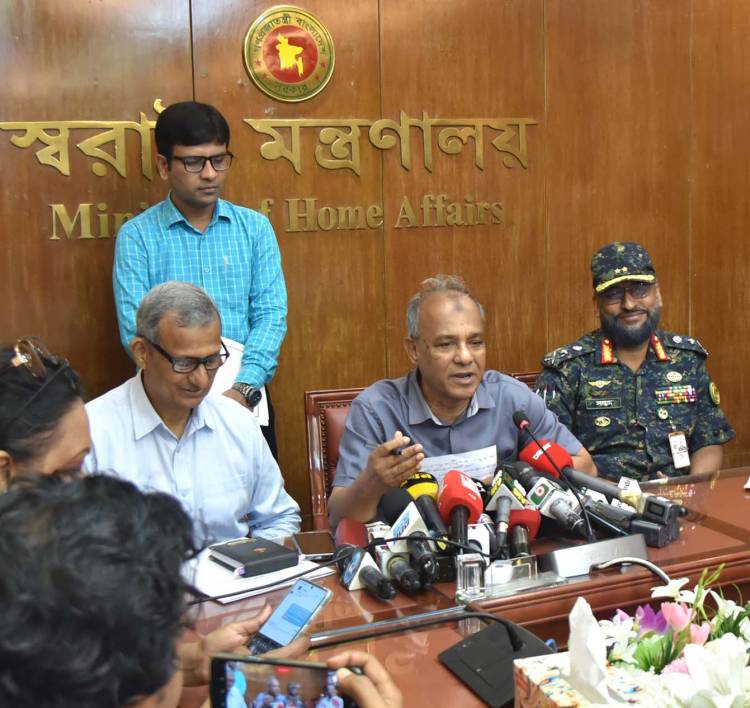 আইন-শৃঙ্খলা বাহিনীর হারানো অস্ত্রের সন্ধান দিলে মিলবে পুরস্কার  -স্বরাষ্ট্র উপদেষ্টা