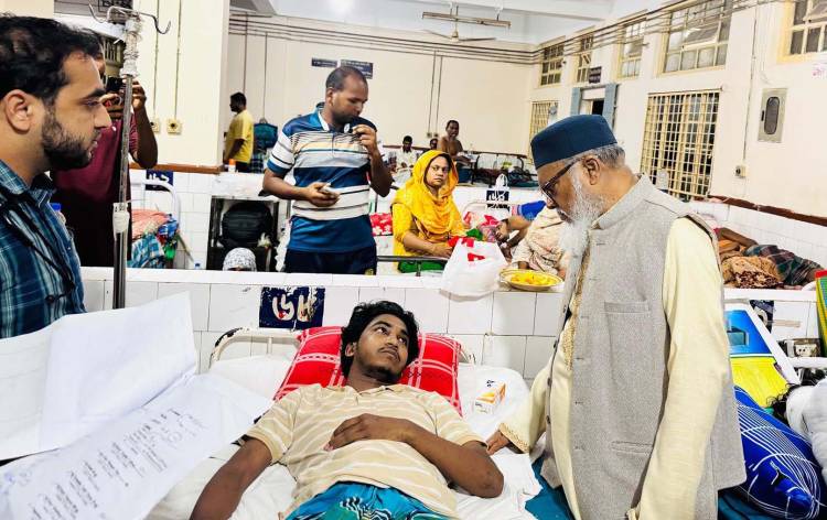 চট্টগ্রাম বিশ্ববিদ্যালয়ের আহত শিক্ষার্থীদের চিকিৎসার খোঁজখবর নিতে চমেক হাসপাতালে ধর্ম উপদেষ্টা