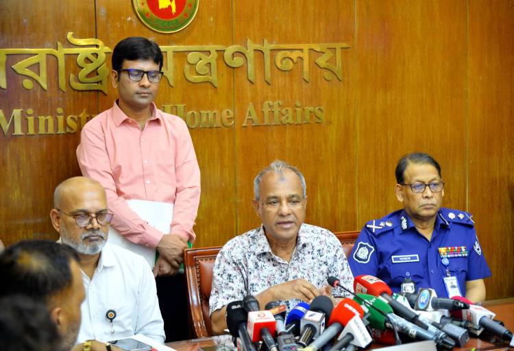 দুর্গাপূজা উপলক্ষ্যে আগামী ২৪ সেপ্টেম্বর থেকে আইনশৃঙ্খলা বাহিনী মাঠে থাকবে - স্বরাষ্ট্র উপদেষ্টা