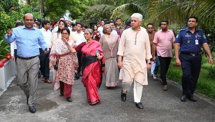 কুমুদিনী ওয়েলফেয়ার ট্রাস্ট ও পূজামণ্ডপ পরিদর্শন করলেন তিন উপদেষ্টা