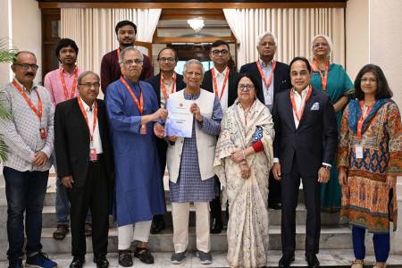 প্রধান উপদেষ্টার হাতে গণমাধ্যম সংস্কার কমিশনের প্রতিবেদন