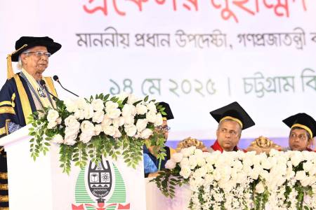 শিক্ষার্থীদের নতুন বিশ্ব গড়ার স্বপ্ন দেখার আহ্বান জানালেন প্রধান উপদেষ্টা 