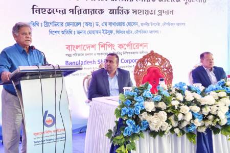 জাহাজে অগ্নি দুর্ঘটনায় নিহতদের পরিবারকে আর্থিক সহায়তা প্রদান