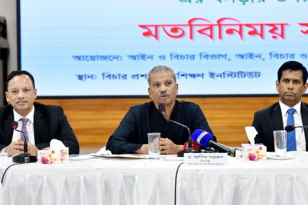 জনগণের প্রত্যাশা পূরণে আন্তরিকভাবে চেষ্টা করছে সরকার - আইন উপদেষ্টা