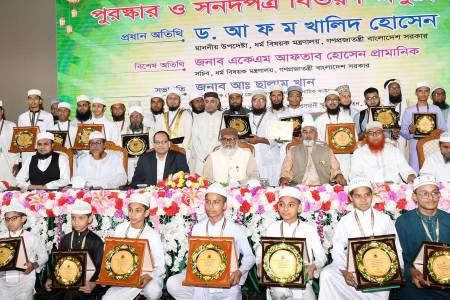 স্বাবলম্বী করতে ইমাম-মুয়াজ্জিনদের মাঝে ট্রাস্ট থেকে ৩৮ কোটি টাকা বিতরণ 