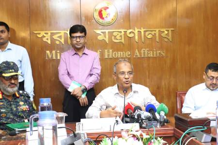 ৫ আগস্ট নিয়ে সরকার সতর্ক অবস্থানে রয়েছে - স্বরাষ্ট্র উপদেষ্টা