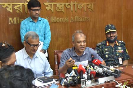 আইন-শৃঙ্খলা বাহিনীর হারানো অস্ত্রের সন্ধান দিলে মিলবে পুরস্কার  -স্বরাষ্ট্র উপদেষ্টা