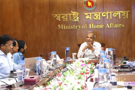 পাসপোর্ট ও ভিসা উইংয়ের কর্মকর্তাদের সেবার মনোবৃত্তি নিয়ে কাজ করার আহ্বান স্বরাষ্ট্র উপদেষ্টার