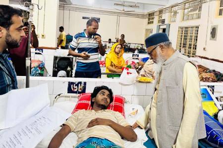 চট্টগ্রাম বিশ্ববিদ্যালয়ের আহত শিক্ষার্থীদের চিকিৎসার খোঁজখবর নিতে চমেক হাসপাতালে ধর্ম উপদেষ্টা