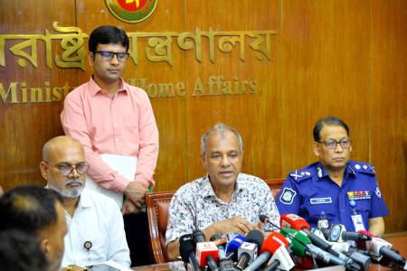 দুর্গাপূজা উপলক্ষ্যে আগামী ২৪ সেপ্টেম্বর থেকে আইনশৃঙ্খলা বাহিনী মাঠে থাকবে - স্বরাষ্ট্র উপদেষ্টা