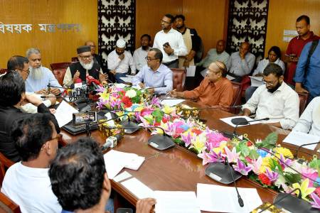 হজের অব্যয়িত প্রায় ৩৮ কোটি টাকা ফেরত পেয়েছে এজেন্সিগুলো : ধর্ম উপদেষ্টা