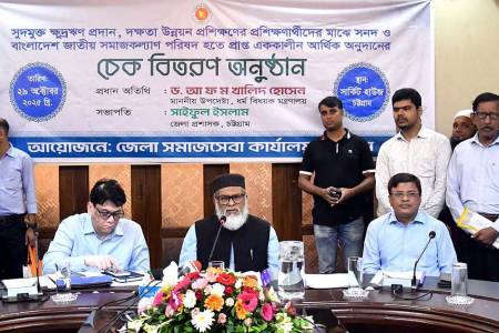 সারাদেশে ভিক্ষাবৃত্তি বন্ধে সমাজসেবা কার্যালয় কাজ করছে : ধর্ম উপদেষ্টা