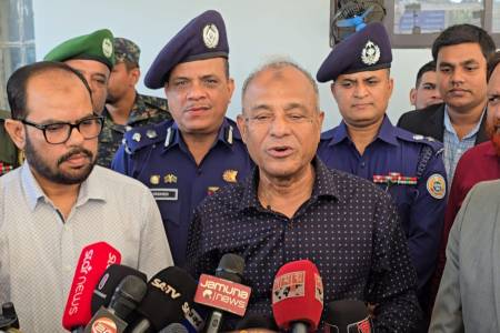 শেখ হাসিনার রায়কে কেন্দ্র করে সতর্ক আইনশৃঙ্খলা বাহিনী : স্বরাষ্ট্র উপদেষ্টা