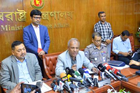 বাংলাদেশে কারো নিরাপত্তা নিয়ে শঙ্কা নেই - স্বরাষ্ট্র উপদেষ্টা