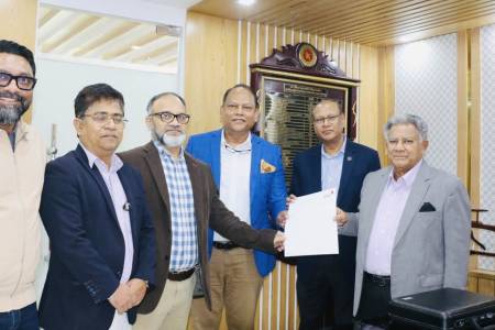 বাংলাদেশ শ্রমিক কল্যাণ ফাউন্ডেশনে রবি আজিয়াটা পিএলসির চেক হস্তান্তর