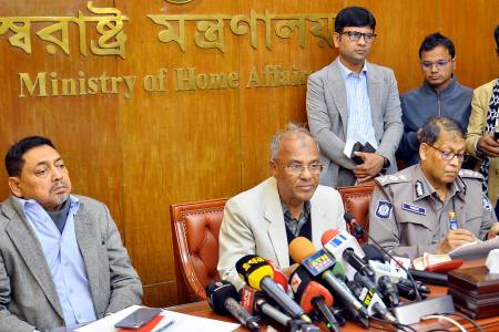 নির্বাচনকালীন ভোটকেন্দ্রসহ যেকোনো স্থানে আইনশৃঙ্খলা বাহিনীর প্রবেশাধিকার থাকবে : স্বরাষ্ট্র উপদেষ্টা