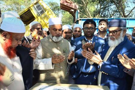 প্রান্তিক জনগোষ্ঠীর দোরগোড়ায় স্বাস্থ্যসেবা পৌঁছে দিতে কাজ করছে সরকার -ধর্ম উপদেষ্টা