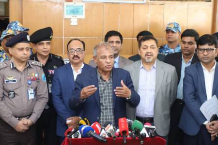 ভোটকেন্দ্রে অনিয়ম হলে কঠোর পদক্ষেপ গ্রহণের হুঁশিয়ারি স্বরাষ্ট্র উপদেষ্টার