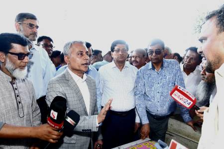 নিরাপদ ও স্বস্তিদায়ক ঈদযাত্রা নিশ্চিত করতে রাজধানীর বাস টার্মিনাল পরিদর্শনে সড়ক মন্ত্রী