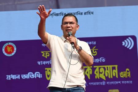 বগুড়ায় ফ্যামিলি কার্ড বিতরণ করলেন প্রধানমন্ত্রী