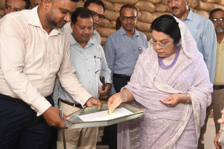রাজধানীর তেজগাঁও সিএসডিতে খাদ্যমন্ত্রীর আকস্মিক পরিদর্শন, গুদামে গুদামে দেখলেন চাল-আটার মান