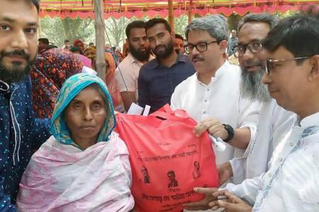 চারঘাট-বাঘায় ১০ হাজার পরিবারের মাঝে পররাষ্ট্র প্রতিমন্ত্রীর খাদ্যসামগ্রী বিতরণ