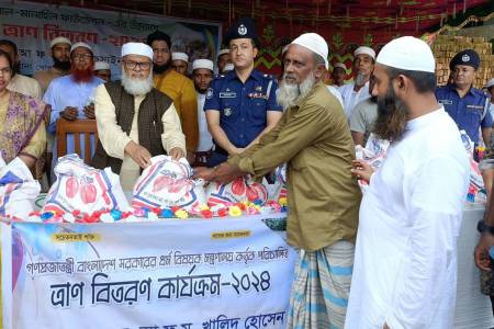 বন্যায় ঘরবন্দী মানুষের ঘরে খাবার পৌঁছে দেয়া হচ্ছে-ধর্ম উপদেষ্টা