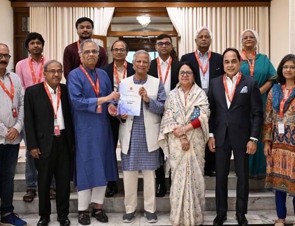 প্রধান উপদেষ্টার হাতে গণমাধ্যম সংস্কার কমিশনের প্রতিবেদন