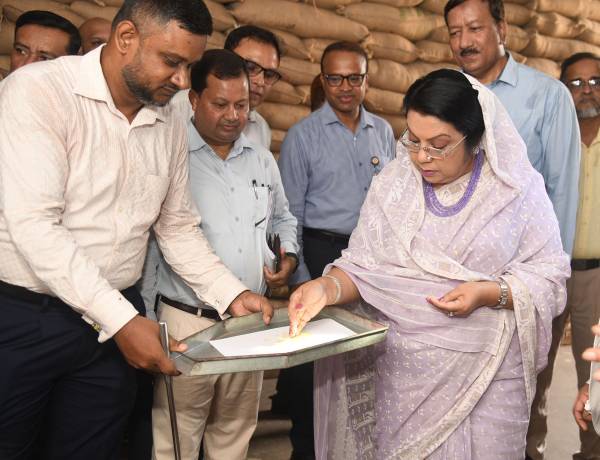 রাজধানীর তেজগাঁও সিএসডিতে খাদ্যমন্ত্রীর আকস্মিক পরিদর্শন, গুদামে গুদামে দেখলেন চাল-আটার মান
